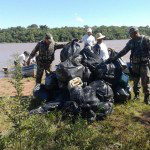 PMA, prefeitura, imprensa e comunidade retiram meia caçamba de lixo em limpeza