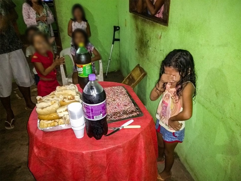 Menina se emociona com bolo de aniversário e foto do 'parabéns' corre o mundo Foto: Divulgação
