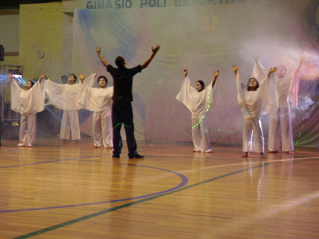 Alunos da Escola Especial Renascer, da Apae de Amambai, no Festival de 2010 na apresentação de uma Dança Moderna, com o tema Vencendo as Limitações.