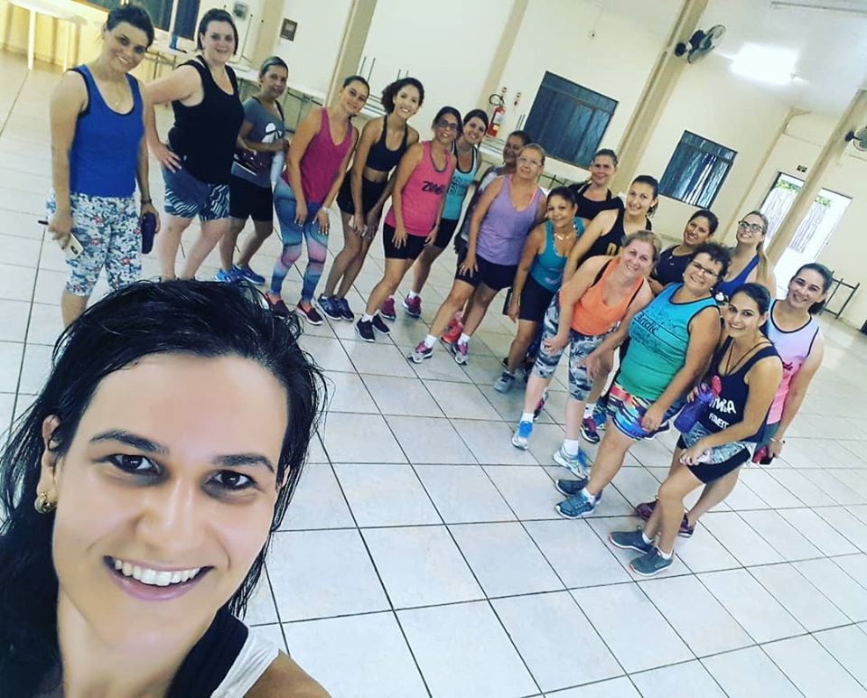 As aulas de zumba são ministradas pela professora Gabi Bronzate / Foto: Redes Sociais