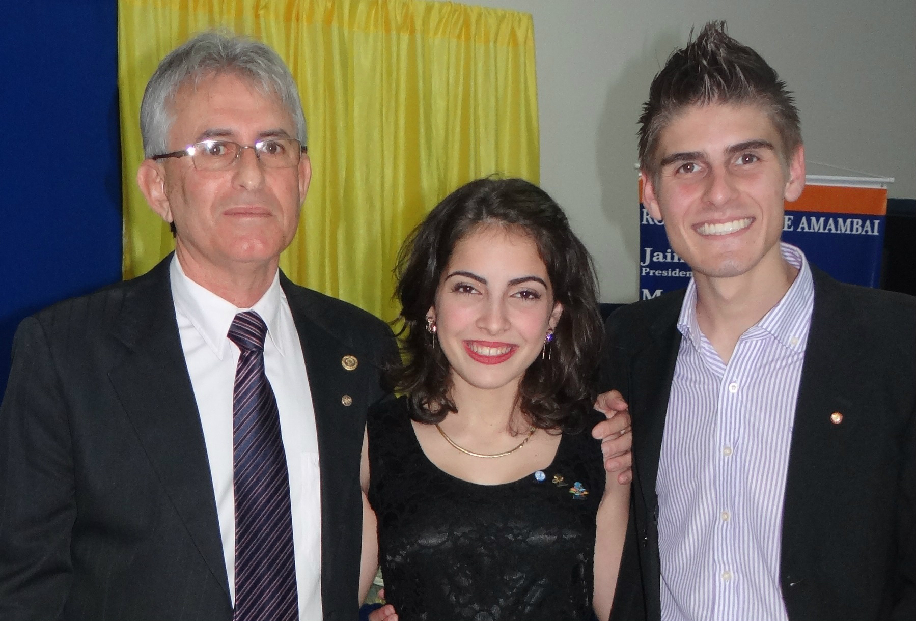O presidente do Rotary de Amambai, Jaime, ladeado pelos presidentes do Rotaract, Rafael, e do Interact, Ana Luíza.Moreira Produções / Assessoria de Comunicação