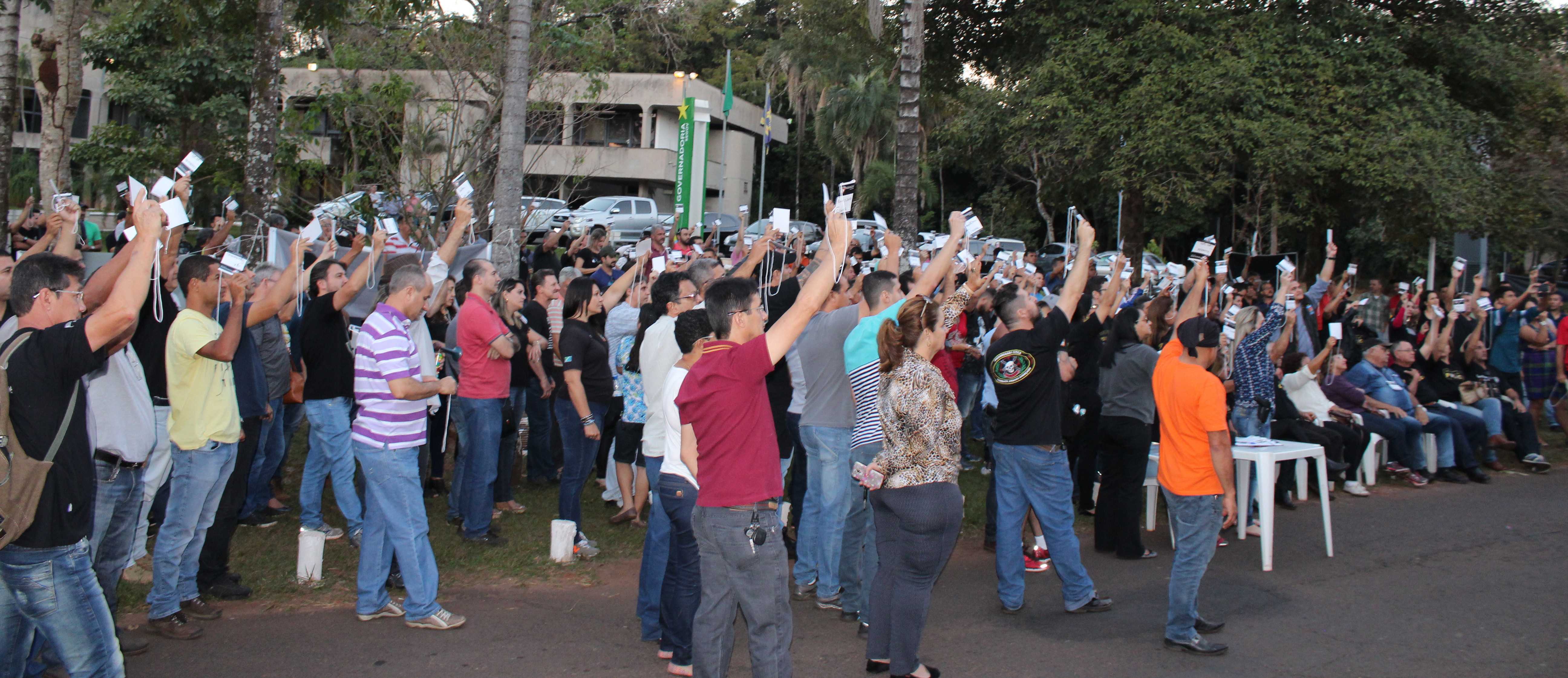 Centenas de policiais civis se reuniram em Assembleia Geral em frente à governadoria / Foto: Divulgação