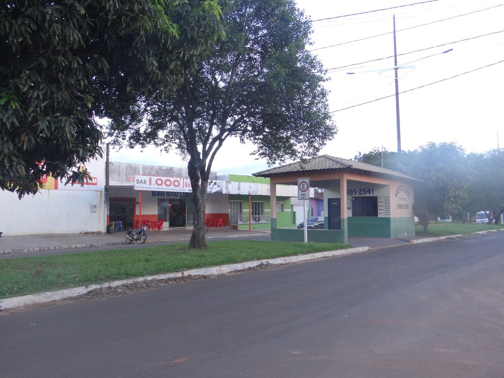 Estacionamento em frente ao Bar do Miltinho é solicitado Vereador Carlinhos quer construção de esctacionamento no canteiro central da avenida Nicolau Otaño, ao lado do ponto de Moto Taxi / Foto: Moreira Produções