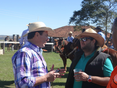 Jaime Bambil destaca projetos aprovados pelo legislativo de Amambai Jaime Bambil conversando com produtor rural, durante a realização da 8ª Cavalgada da Fazenda São GeraldoFoto: Moreira Produções