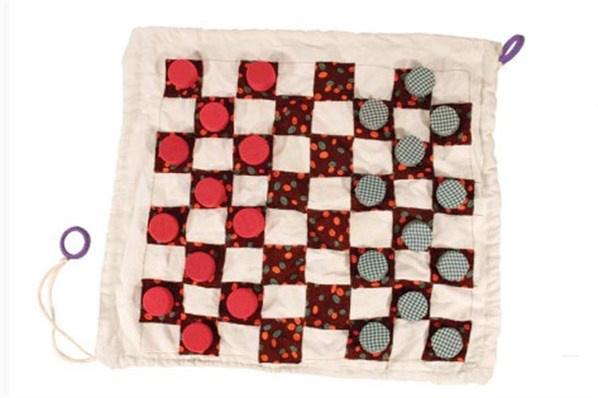 Jogo de damas. Bolsas, carregadores de celular, ímãs de joaninha, jogo de dama e enfeites de festa são alguns itens. 