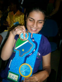 A aluna Laiza exibe seu troféu ganhado no Festival de 2010.