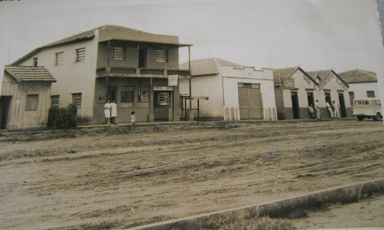 Ilza Serejo: “Apenas existiam por aqui alguns taperões, a avenida era simplesmente uma estrada e algumas carreiras cortavam a grande quantidade de grama que permanecia”. (Foto cedida por Wilsonir Vasconcelos)