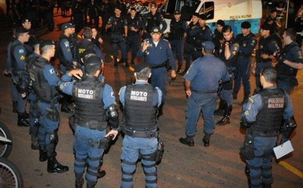 Polícia Militar aborda mais de 670 pessoas e prende oito foragidos durante feria