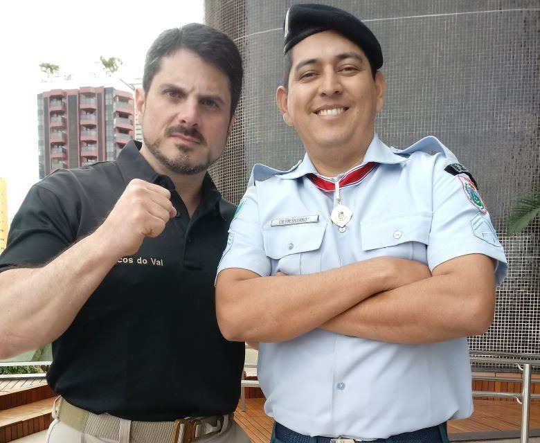 E/D: Marcos do Val, idealizador do concurso e o cabo da PM Amambai, Silvano.