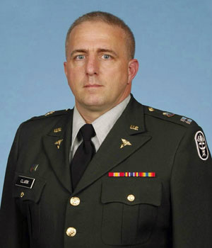 Foto de arquivo do capitão Bruce Kevin Clark, enfermeiro militar que morreu no Afeganistão (Foto: AP/Exército dos EUA)