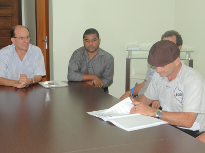 Prefeitura de Amambai firma convênios com entidades e arrenda Alphaville Presidente do CTG, Assis Piroli, assinando convênioFoto: Moreira Produções