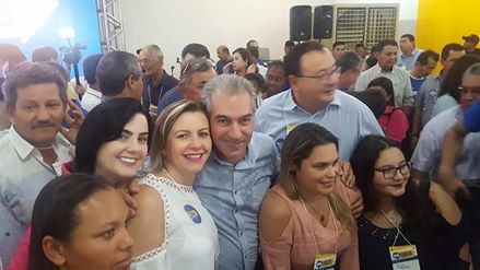 Tucanos de Amambai participam do lançamento da pré-candidatura de Azambuja O defensor público, Marcelo Marinho, até então pré-candidato a deputado estadual pelo PDT, também deu a graça no encontro / Foto: Reprodução facebook Janete