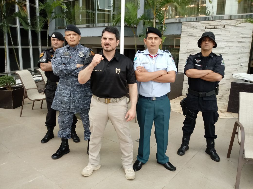 Ao centro, Marcos do Val e a sua esquerda, o representante de Amambai no concurso, Silvano, acompanhados dos outros participantes