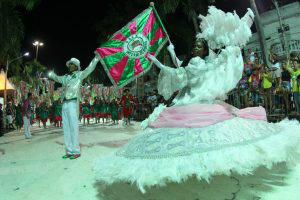 Porta-bandeira e mestre-sala da escola Império do Morro durante o desfile de segunda-feira. Foto: Chico Ribeiro