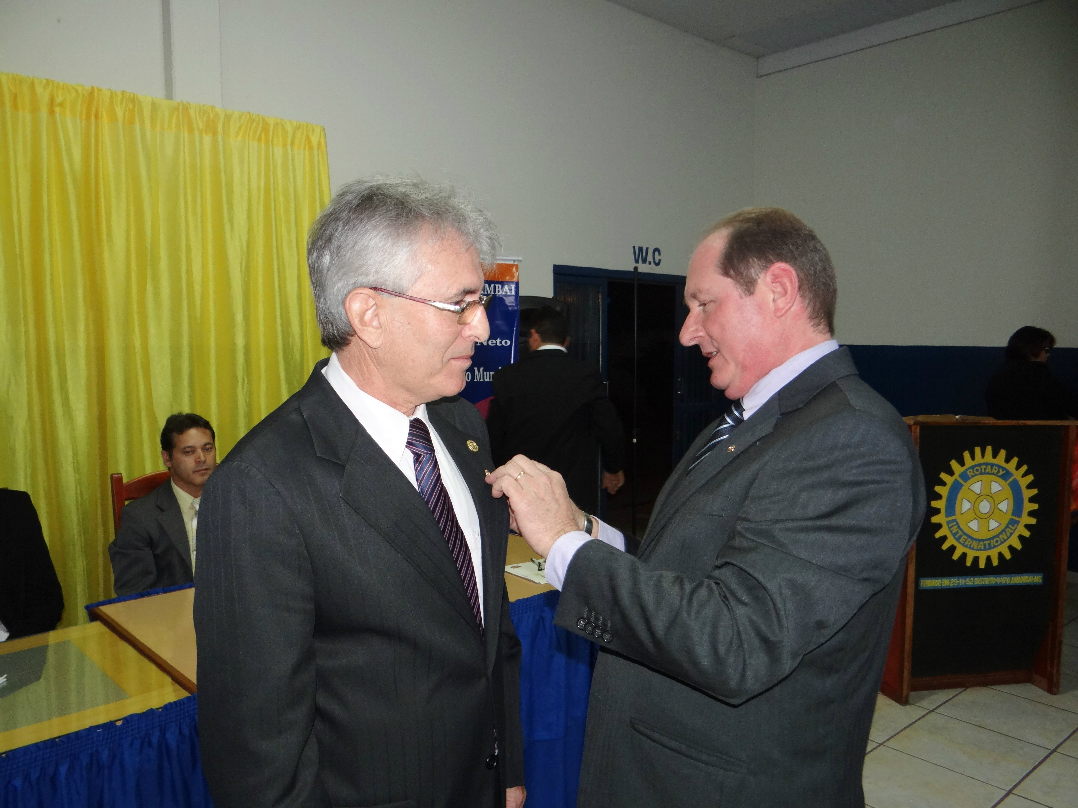 Jaime Vizzotto (D) recebe de Walmir Ritter o distintivo de presidente do Rotary Club.Moreira Produções / Assessoria de Comunicação