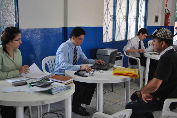 O defensor público, Marcelo Marinho e equipe atenderam cerca de 40 pessoas na manhã da sexta-feira (26)