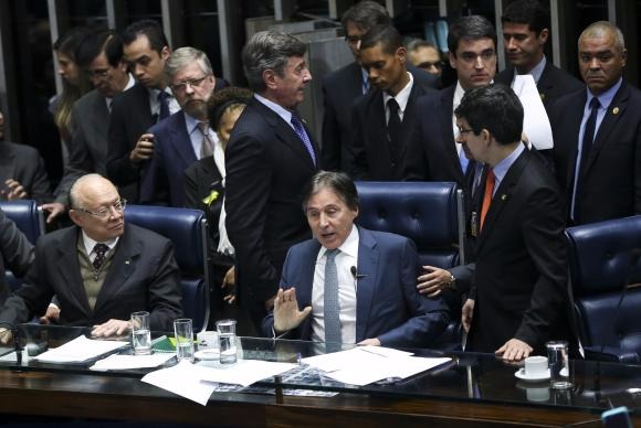 Por 50 votos favoráveis, Senado aprova texto-base da reforma trabalhista Senadoras da oposição deixaram a mesa e o presidente do Senado, Eunício Oliveira, retomou a sessão para votação da reforma trabalhista Marcelo Camargo/Agência Brasil