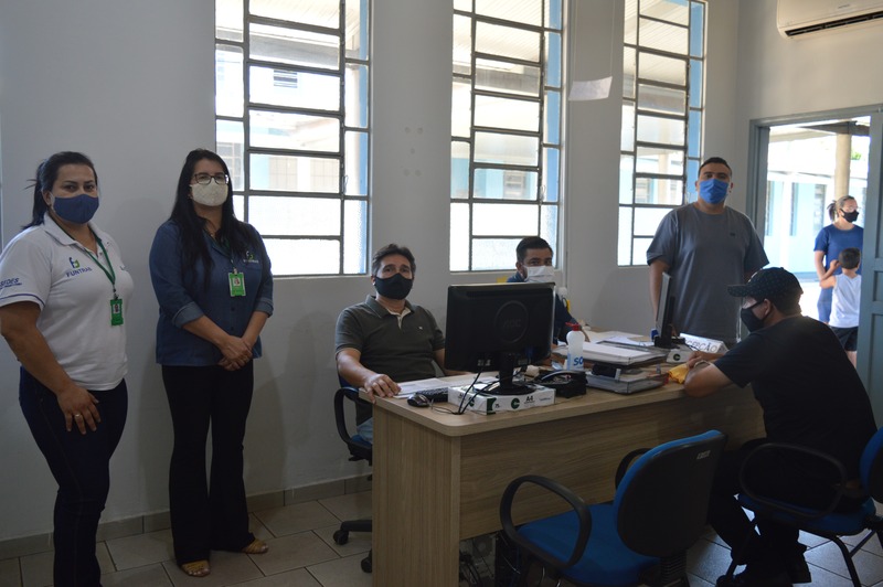 Equipe da Casa do Trabalhador ao lado do secretário municipal de Desenvolvimento Econômico, Roberto Racchtiune / Foto: Moreira Produções