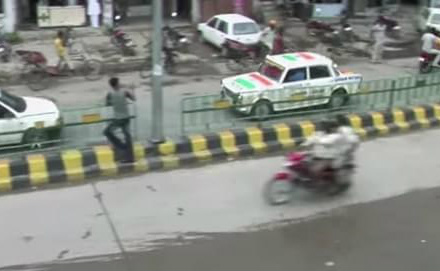 Taxista indiano dirige para trás há 11 anos e tem autorização para isso