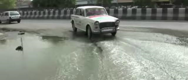 Taxista indiano dirige para trás há 11 anos e tem autorização para isso