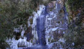 Em Urupema, Santa Catarina, o frio intenso congelou a cachoeira no Morro das Torres