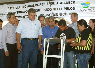 Aral Moreira recebe 250 novas moradias Morador do município de Aral Moreira assinando contrato para aquisição de uma casaFoto: Assessoria