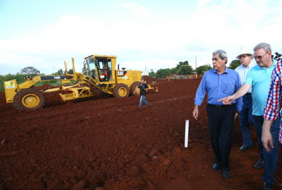 Asfalto na Sul Fronteira agrega nova área produtiva Governador André Puccinelli e o deputado federal Geraldo Resende, durante vistoria na obraFoto: Assessoria