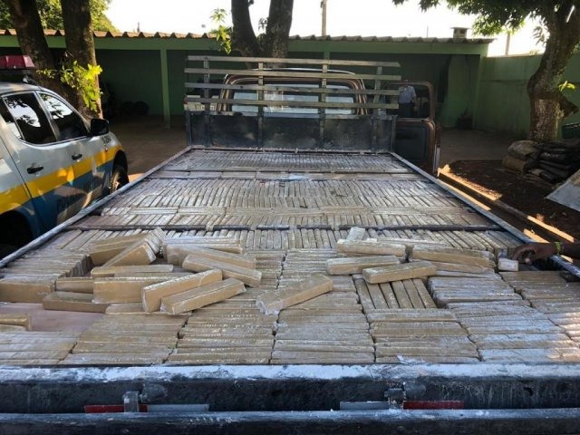 Ação com o apoio do Bope apreende 800 quilos de maconha na MS-295 No total foram encontrado 1.150 tabletes da droga. (Foto: Divulgação/PMR)