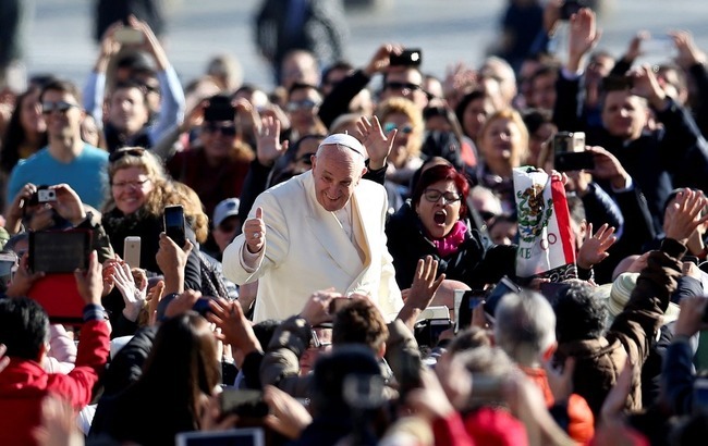 Simpatia é marca dos cinco anos de papado de Francisco (Foto: Alessandro Bianchi/Reuters)