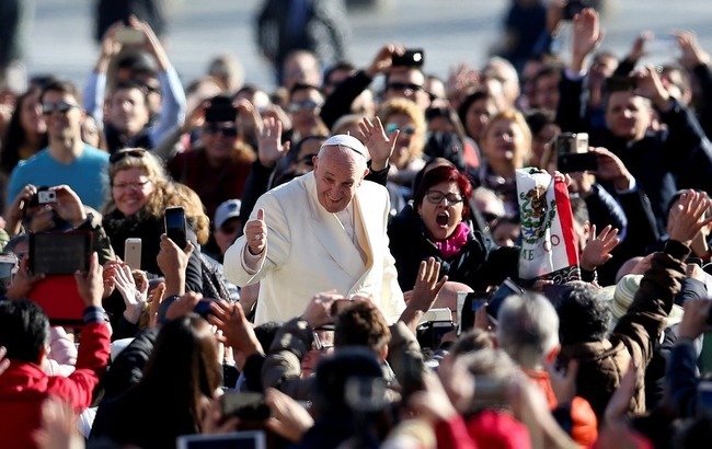 O legado dos cinco primeiros anos de Francisco, o papa 'que desceu do trono' Simpatia é marca dos cinco anos de papado de Francisco (Foto: Alessandro Bianchi/Reuters)