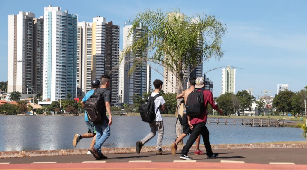 Fim de semana de temperaturas agradáveis em MS O clima favorece um passeio no parque ou atividade ao ar livre. Foto: Lago do Parque das Nações Indígenas