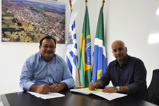 Funcionários da prefeitura de Amambai recebem nesta terça-feira (31) E/D- Prefeito Dr. Bandeira e o secretário de Finanças de Amambai, Williams Fernandes / Foto: Assessoria