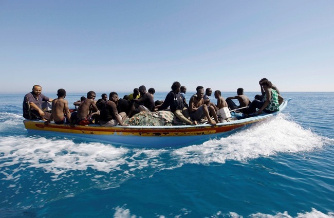 Migrantes no Mediterrâneo; crise migratória é tema recorrente dos posicionamentos do papa Francisco (Foto: Reuters)