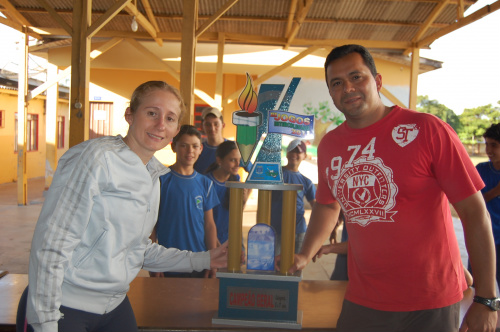 Professores de Educação Fisica: dedicação e disciplina formam alunos esportistas Ângela Cristina Prior e Emerson Araujo Soares são os professores de Educação Física da Escola Fernando.