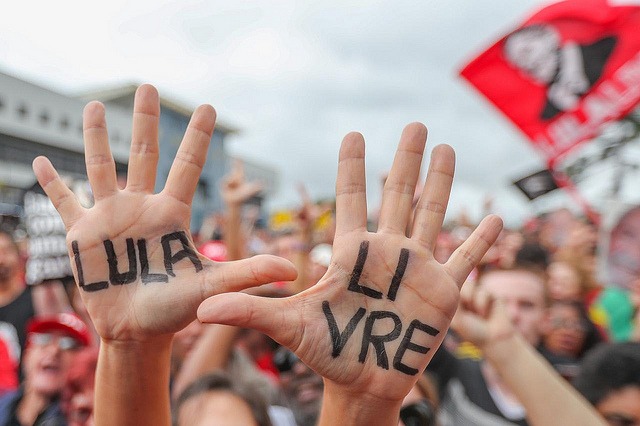 Milhares de pessoas fizeram uma jornada de atividades pela liberdade do ex-presidente Lula, em Curitiba (PR), nesse domingo (7) / Foto: Ricardo Stuckert.