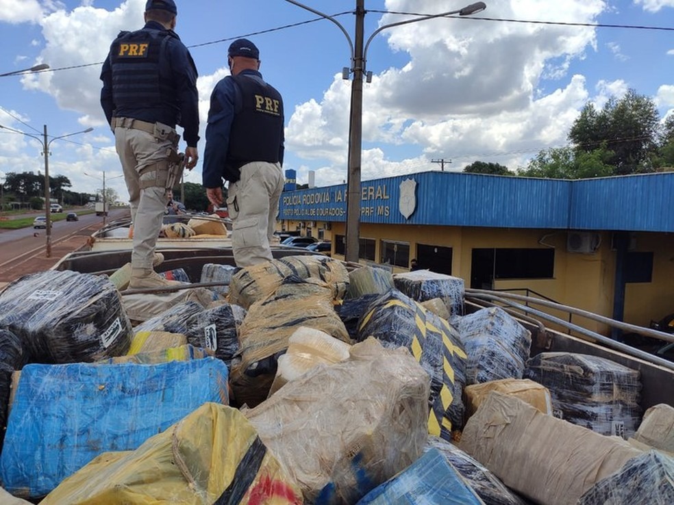 PRF faz apreensão recorde de maconha em Mato Grosso do Sul O motorista, a droga e a carreta foram encaminhados para a Polícia Federal em Dourados (MS). / Foto: Divulgação