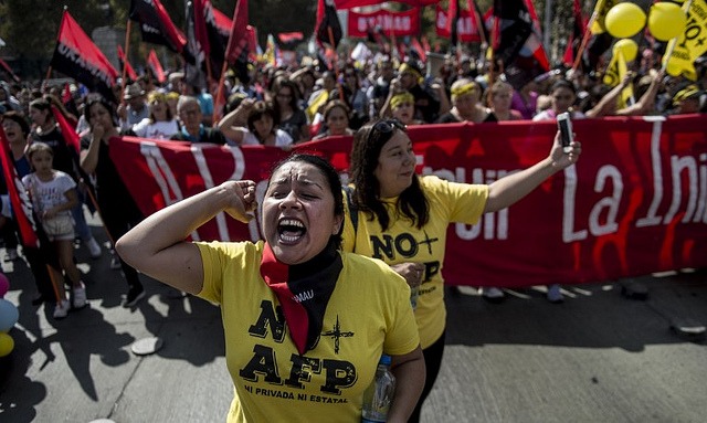Desde 2015, chilenos tomam as ruas contra modelo privado de aposentadoria; na foto, manifestação em Santiago em março de 2017 / Martin Bernetti / AFP