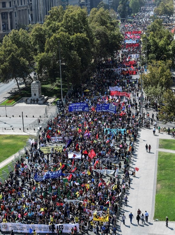 Ato em Santiago, capital do Chile, reuniu milhares contra o modelo privado de previdência em março de 2017. Foto: Martin Bernetti / AFP
