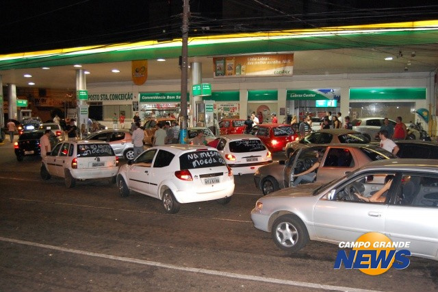 Protesto contra preço da gasolina provoca fila em postos da Capital Motoristas fizeram fila de carros em protesto contra o preço do litro (Foto: Paula Maciulevicius)