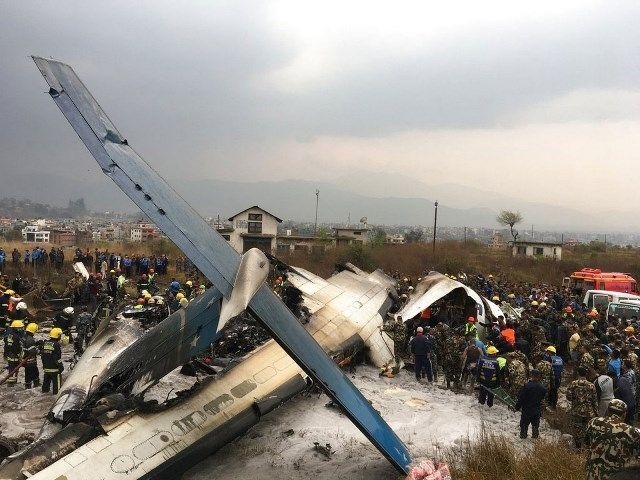 Avião cai em aeroporto do Nepal e deixa mortos Agências relatam ao menos 38 mortos (Foto: Niranjan Shreshta/ AP)