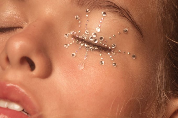 Make de Carnaval: inspirações com glitter, strass e até pérolas (Karla Brights/Claudia)