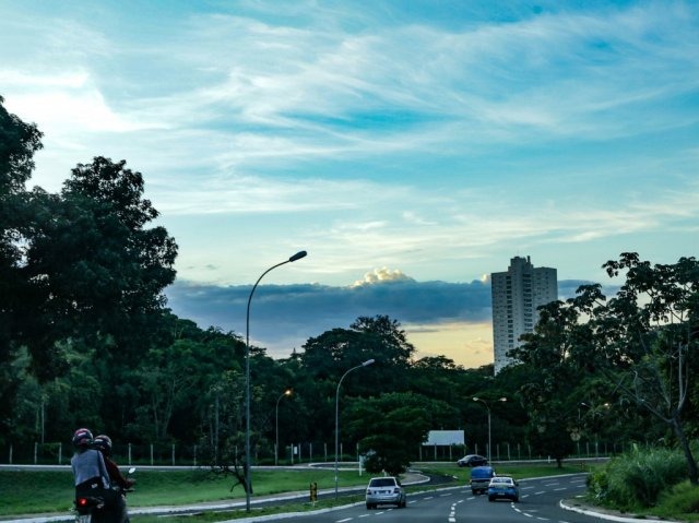 Dia amanheceu com céu claro e previsão para este sábado é de calor e não há previsão de chuva (Foto: Kisie Ainoã)