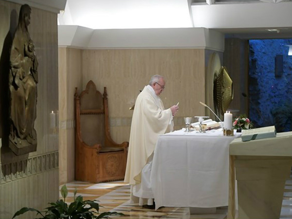 Papa orienta fiéis a manter o olhar fixo em Jesus Francisco durante a celebração matutina / Foto: Rádio Vaticano