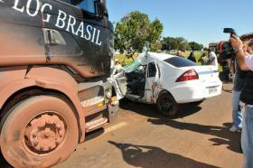 Caminhão carregado com pedra atinge carro e mata três irmãos Foto: VALDENIR REZENDE/CORREIO DO ESTADO Os três irmãos iam para Terenos visitar túmulos de parentes