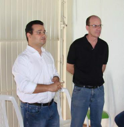 Prefeitura de Amambai anuncia obras de asfalto na vila São Luiz E/D- Ex-deputado federal Fábio Trad e o prefeito Sérgio Barbosa Foto: Divulgação