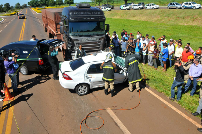 Caminhão carregado com pedra atinge carro e mata três irmãos Foto: Valdenir Rezende / Correio do Estado