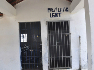 Presídios estão adotando alas LGBT para reduzir casos de violência