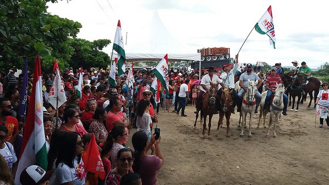 Em 16 países e 17 capitais brasileiras: como foi o dia pela liberdade de Lula Manifestação começou com carreata em direção à cidade. (Foto: Rani de Mendonça)