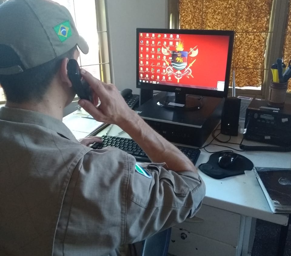 O bombeiro da sala-rádio repassou à mãe os procedimentos que deveriam ser adotados para que a criança voltasse a respirar normalmente / Foto: Corpo de Bombeiros