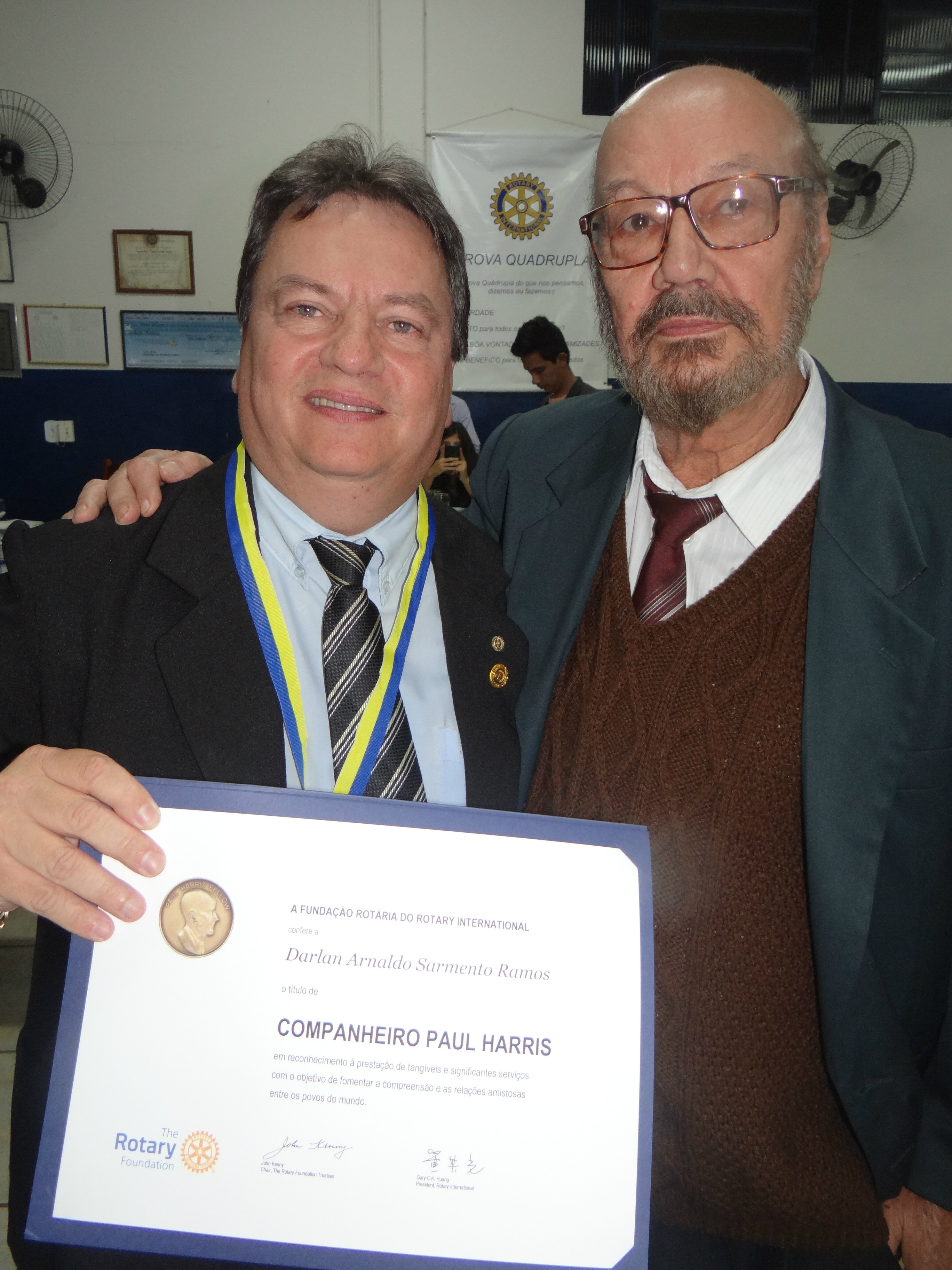 O rotariano Darlan exibe orgulhoso seu título Paul Harris, acompanhado por seu pai Jurandir Ramos. Moreira Produções / Assessoria de Comunicação